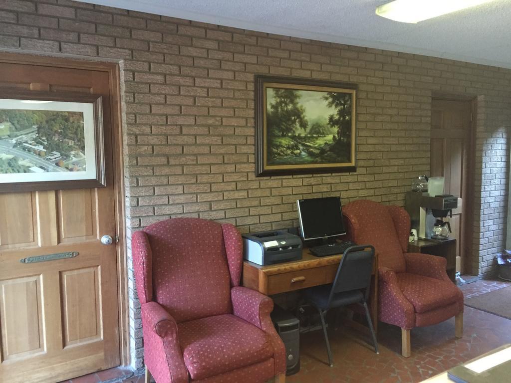 Highland Hills Motel & Cabins Бун Екстериор снимка