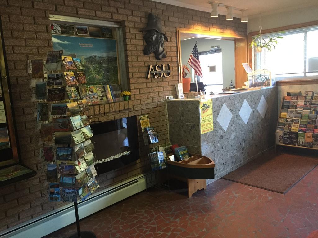 Highland Hills Motel & Cabins Бун Екстериор снимка
