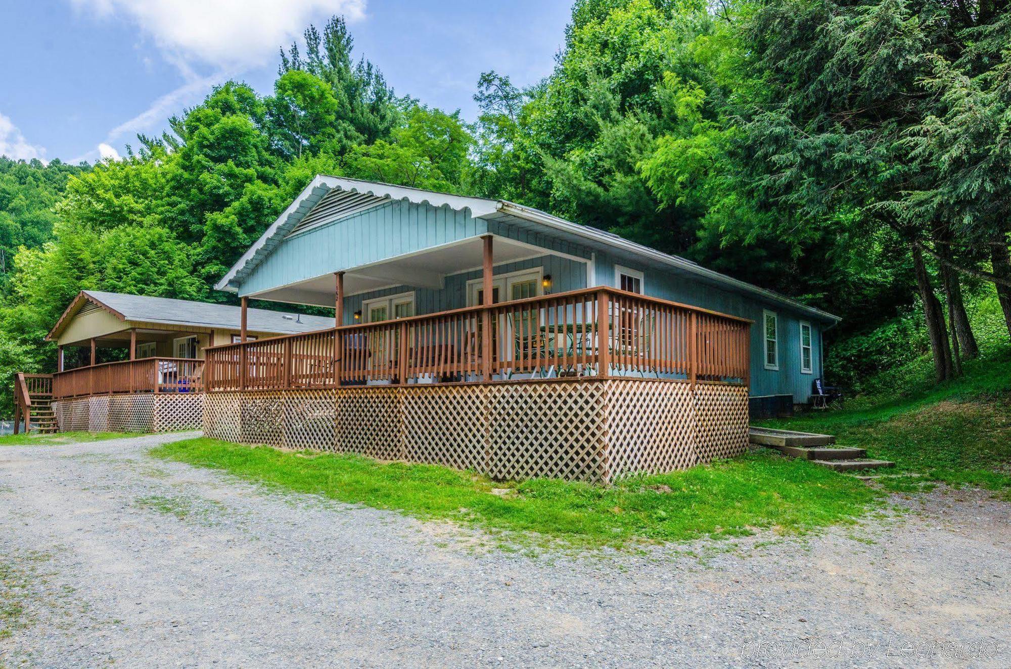 Highland Hills Motel & Cabins Бун Екстериор снимка