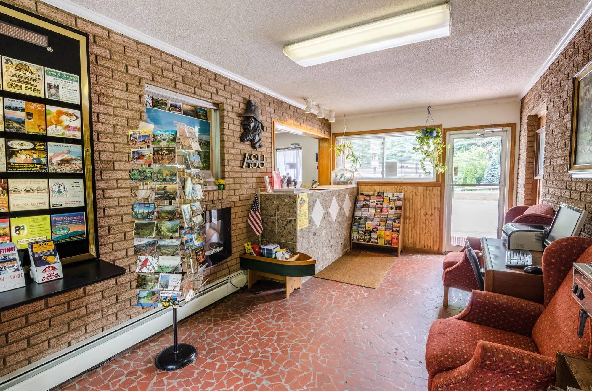 Highland Hills Motel & Cabins Бун Екстериор снимка