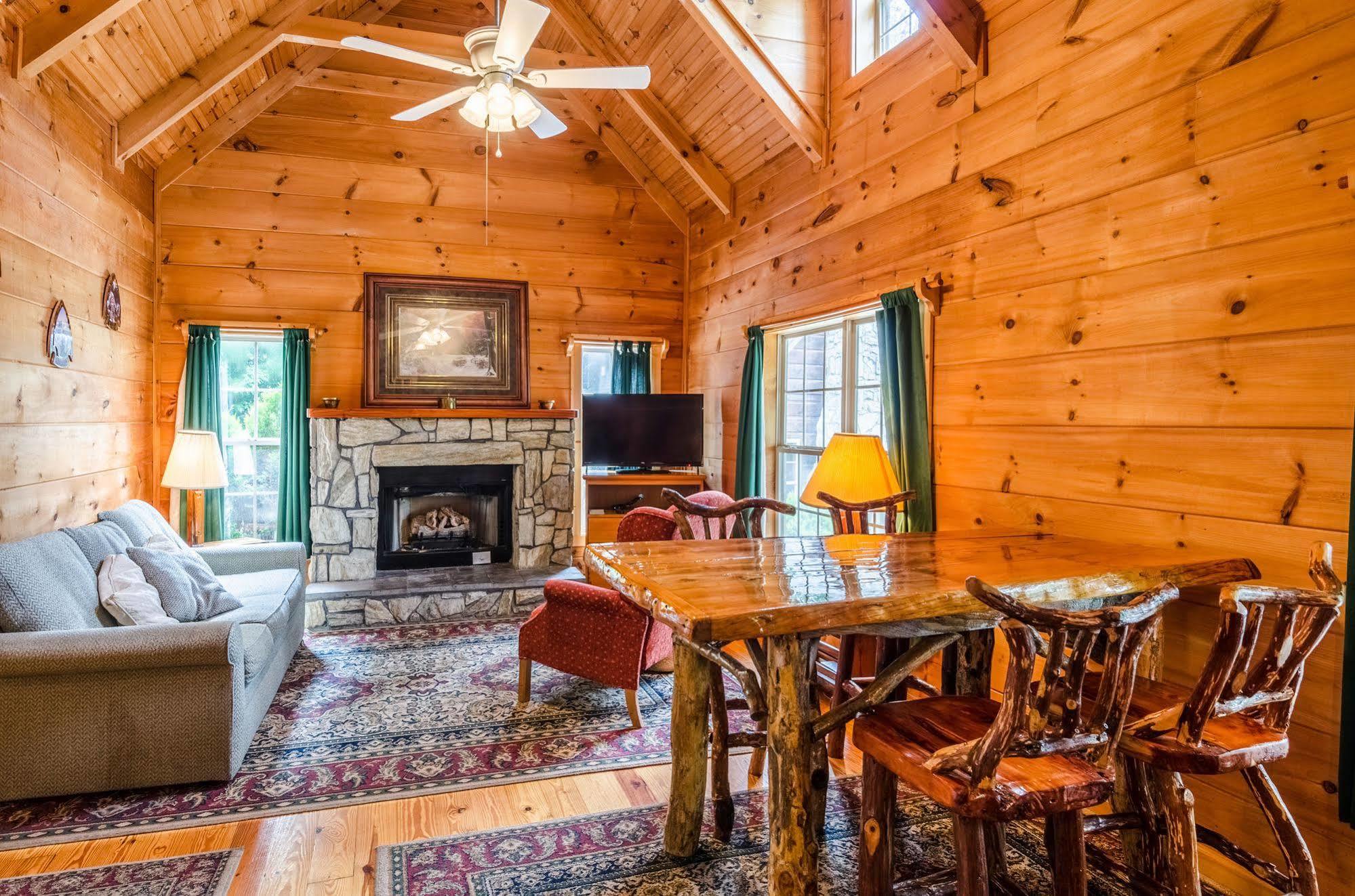Highland Hills Motel & Cabins Бун Екстериор снимка