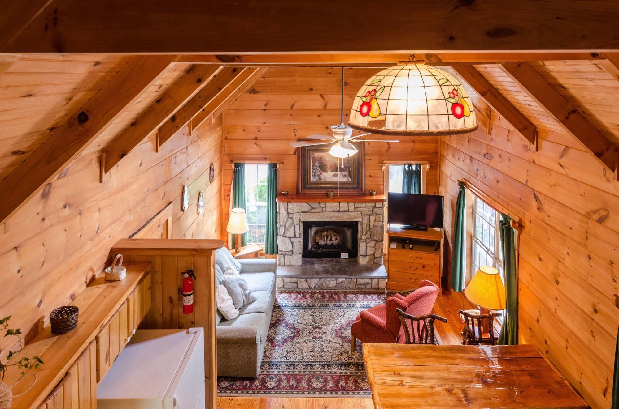 Highland Hills Motel & Cabins Бун Екстериор снимка