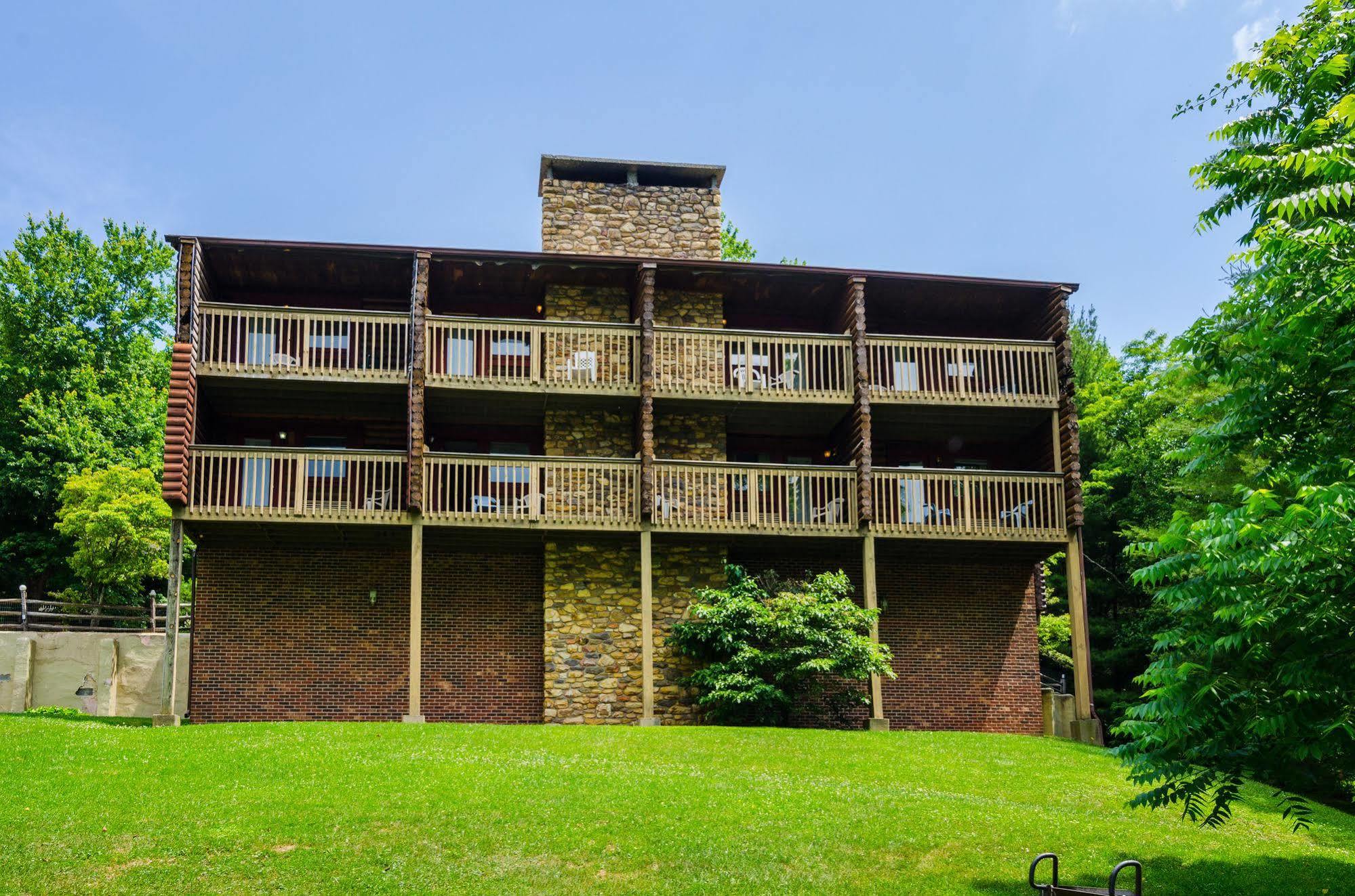 Highland Hills Motel & Cabins Бун Екстериор снимка